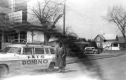 Antoine « Fats » Domino, à côté de la voiture de tournée d’Imperial Records sur la rue principale, North Gower