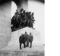 Sidney, Percy et Walter March sur les marches du Monument commémoratif de guerre du Canada