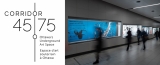 Image à gauche : logo noir et blanc pour Corridor 45|75; image à droite : silhouettes floues de personnes qui marchent devant les vitrines d’exposition remplies d’imprimés abstraits bleu, blanc et rouge.