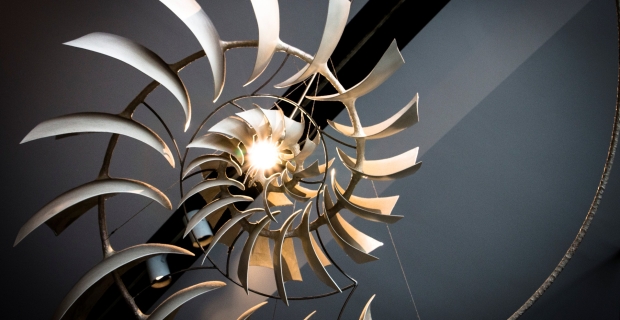 Sculpture suspendue en spirale rappelant une coquille de nautile