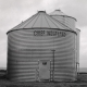 photo en noir et blanc d'un silo à grains