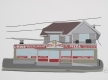 maison grise avec enseigne de restaurant rouge et blanche