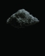 Photographie représentant un nuage blanc et gris, composé de morceaux de styromousse, qui flotte et se détache d’un simple arrière-plan noir.