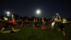  Résidents participant au Full Moon Yoga au parc Lansdowne