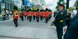 Officiers en uniforme rouge marchant dans la rue