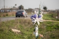 Roadside memorial with flowers/Une croix commémorative improvisée en bordure de route