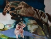 Œuvre d'art représentant une femme accroupie et un cheval brun sautant au-dessus d'elle.