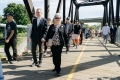 Le maire Mark Sutcliffe et ses invités marchent le long de la structure sud du pont vers l’île Lemieux.