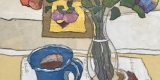 Peinture d’un bouquet de fleurs, dans un vase à côté d’une tasse de café dans une tasse bleue