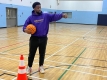 B.J. explique comment faire un exercice de basketball dans le gymnase du Centre communautaire Greenboro.