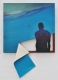 Peinture en divers tons de bleu, comprenant la silhouette d’une personne de dos dans le coin inférieur droit. Un morceau de la toile a été découpé ou déchiré et pend vers le bas.  