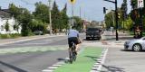 les passages pour bicyclettes permettent aux cyclistes de demeurer sur leur vélo pour traverser en toute sécurité aux intersections