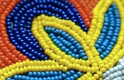 vue détaillée de perles bleues, rouges et jaunes dans une série de lignes