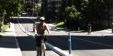 cycliste utilisant la voie cyclable séparée de l’avenue Laurier 