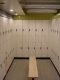 Transports Canada recommande aux entreprises qui souhaitent aménager des salles de douches et des vestiaires comme commodités dans le lieu de travail de prévoir une douche par tranche de 100 employés.