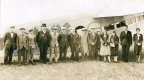Avion de la Firestone atterri à l’aérodrome de Uplands, à Ottawa, avec un groupe de passagers. 