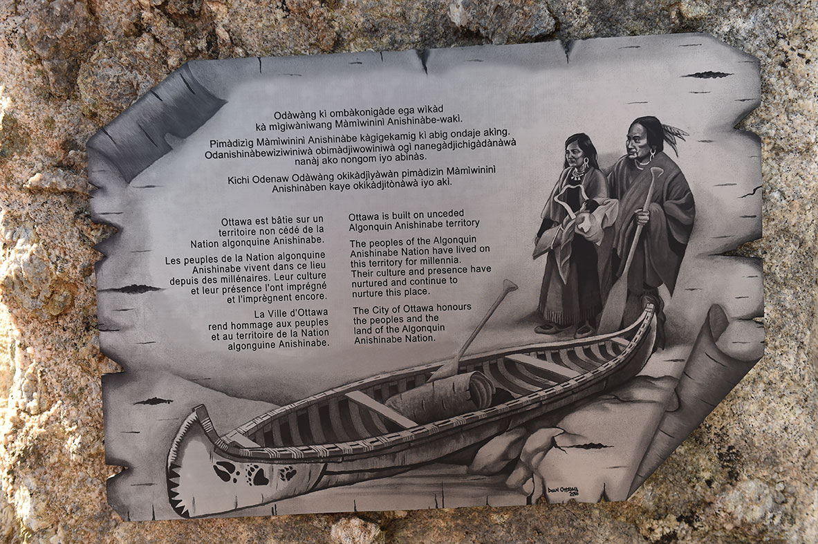 Œuvre d'art algonquine Anishinabeg commémorative à la place Marion-Dewar