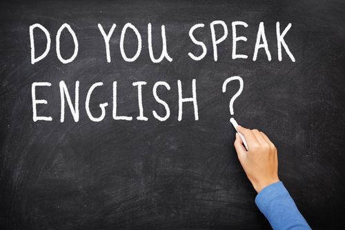 Enseignant écrivant Do You Speak English? (Parlez-vous anglais?) sur le tableau.