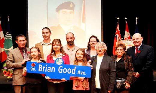 Les membres de la famille Good et les dignitaires tiennent la plaque de l’avenue Brian Good, en l’honneur du cavalier Brian Richard Good.