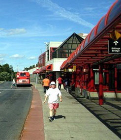  The Billings Bridge Plaza is connected to the Transitway via several covered pedestrian walkways.
