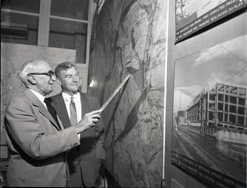 Jacques Gréber and Gerard Kennedy at a press conference for the Federal District Commission. 