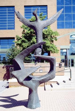 Sculpture en bronze d’un phénix s’élevant d’une serre.