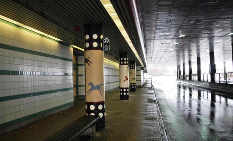 Des piliers peints représentant des symboles Cris de chevaux le long du Transitway