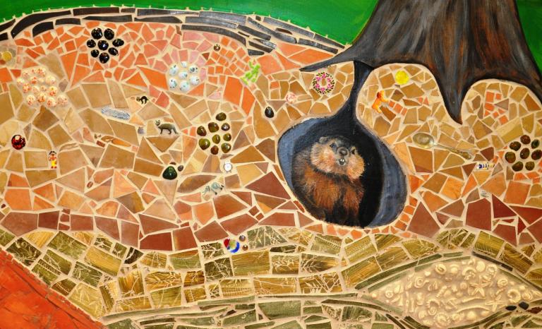 Image d’une murale en techniques mixtes représentant une marmotte dans son terrier.