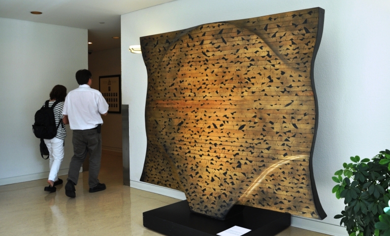 Image de la sculpture de bois installée à l’hôtel de ville.