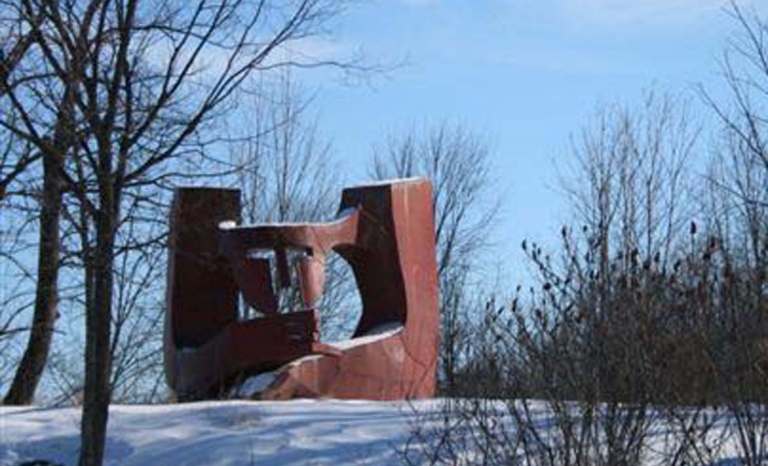 Photo de la sculpture d’acier durant une journée d’hiver.