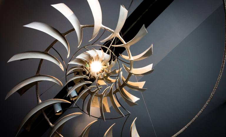 Sculpture suspendue en spirale rappelant une coquille de nautile