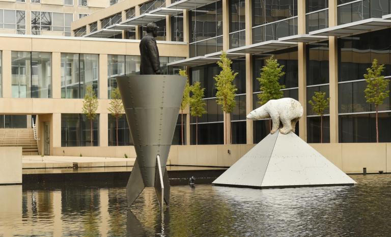 Photographie de la sculpture de Catherine Widgery exposée dans une pièce d’eau à l’extérieur d’un immeuble de bureaux