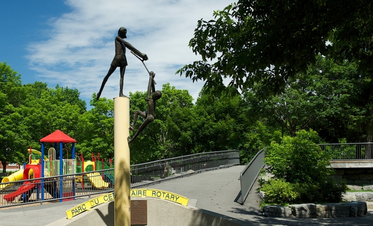 Photographie d’une sculpture de Bruce Garner dans une cour de récréation