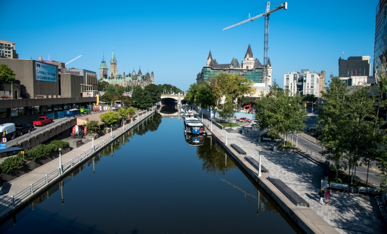 Vue aérienne du canal Rideau, été, vue du Centre national des Arts, vue du Château Laurier