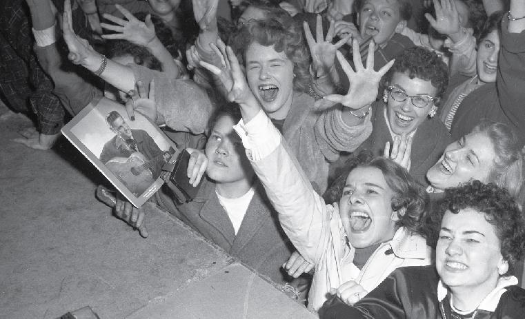 photo d'époque de la foule lors d'un concert de rock and roll avec le titre « C’est rock'n roll à Ottawa! – Reprise ».