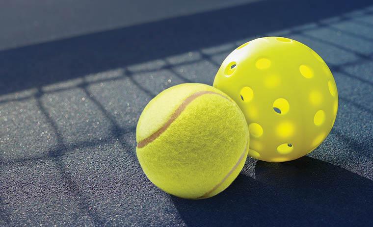 balle de tennis et pickleball sur le terrain