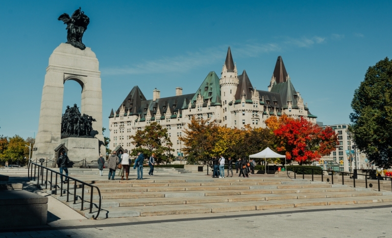 L’esplanade du Monument commémoratif de guerre du Canada avec le Château Laurier en arrière-plan