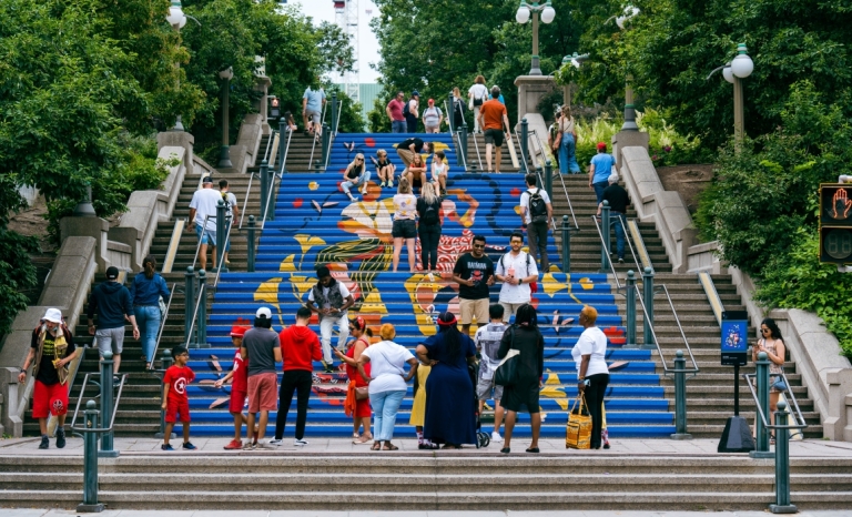 Une peinture murale sur un grand escalier du marché By qui mène au parc Major’s Hill, le jour de la fête du Canada