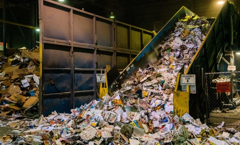 Recycled paper material on a conveyor belt