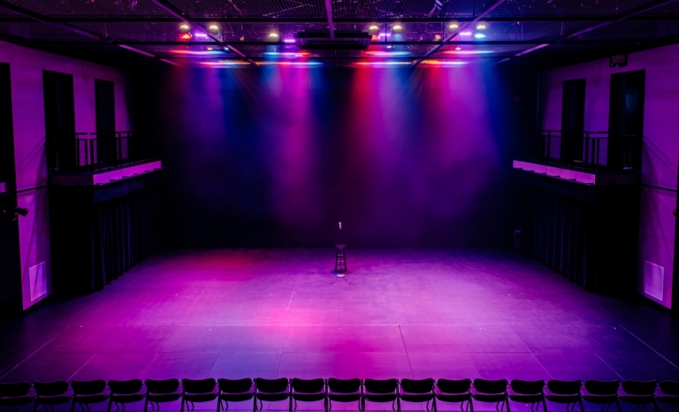 Vue de la scène depuis le balcon du Théâtre Studio Centrepointe