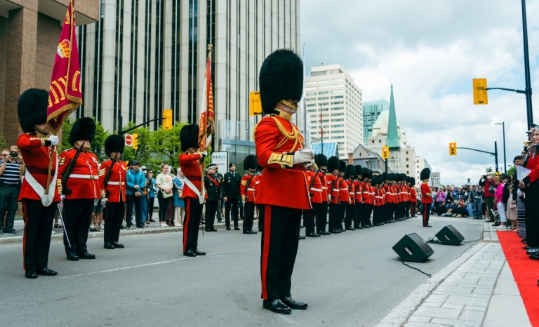 Une rangée de Governor General's Foot Guards au garde-à-vous sur la rue Elgin