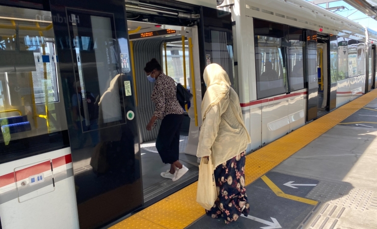 Passagers montant à bord d’un train léger sur rail