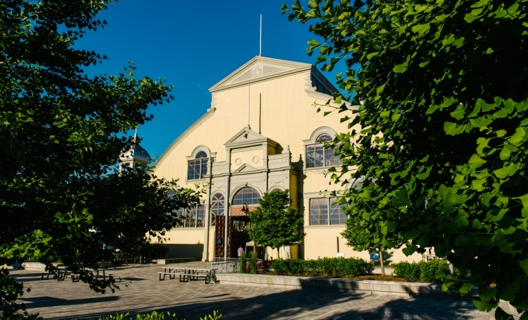 The East end of the Aberdeen Pavilion lit with the morning sun.