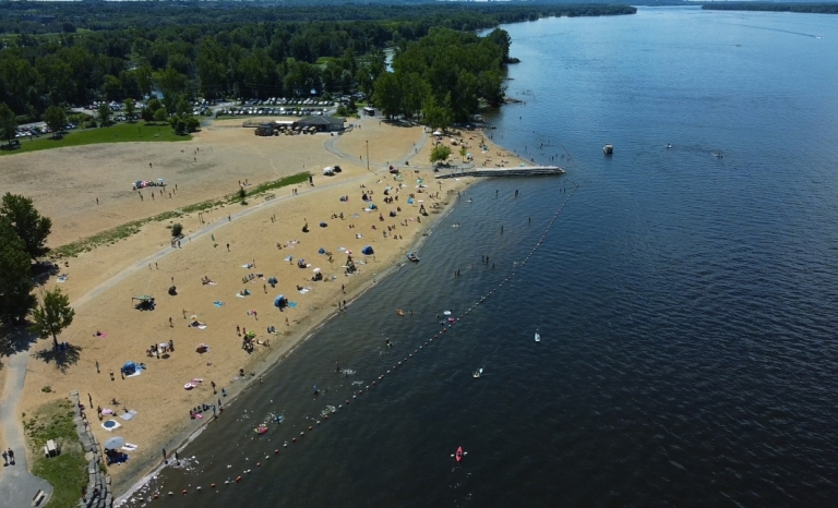 Prise de vue par drone d’une plage de sable très fréquentée sur l’île Petrie