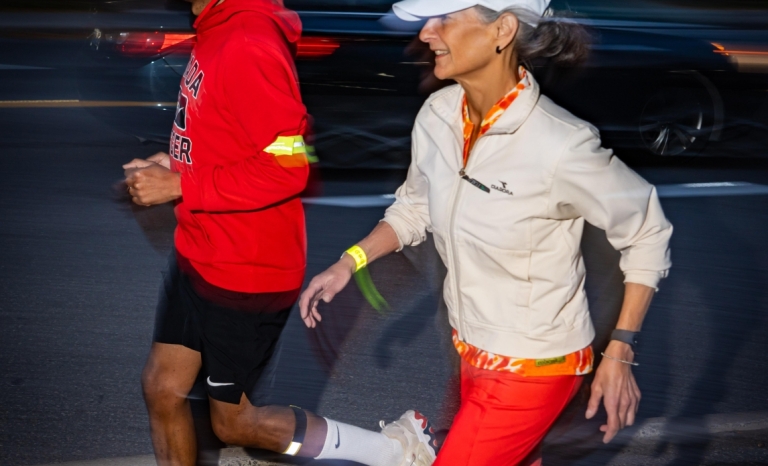 Woman and man running beside a road after dark / Femme et homme courant le long d'une route après la tombée de la nuit