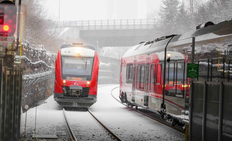 Deux véhicules Alston LINT qui circulent sur la Ligne 4 de l’O-Train