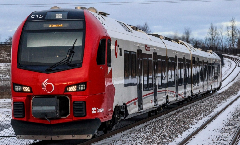 O-Train sur les rails