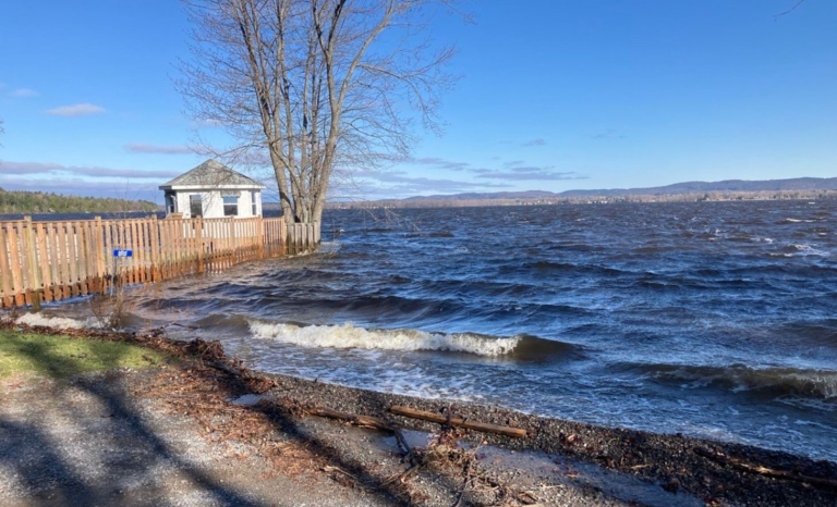 Une rivière au niveau d’eau élevé