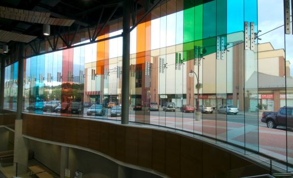 Vue intérieure de la façade sculpturale du Centre des arts.