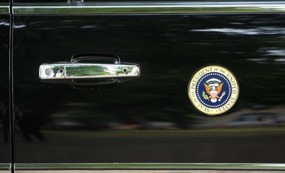 Sceau du président des États-Unis sur la portière d’une voiture.